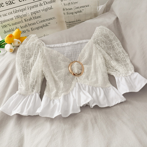 Sieviešu blūze ar špica kakla izgriezumu un metāla elementu