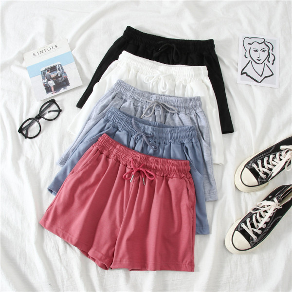 Platus sportinių šortų modelis su kaklaraiščiais