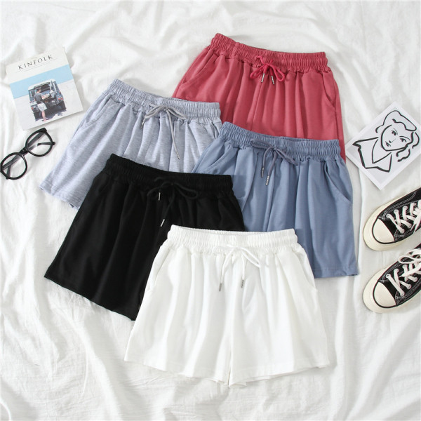 Platus sportinių šortų modelis su kaklaraiščiais