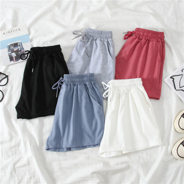 Platus sportinių šortų modelis su kaklaraiščiais