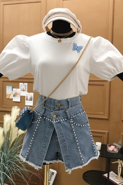 Set modern pentru femei care include un tricou cu mânecă bufantă și pantaloni scurți cu perle