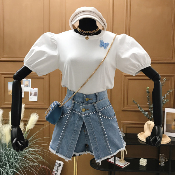 Set modern pentru femei care include un tricou cu mânecă bufantă și pantaloni scurți cu perle