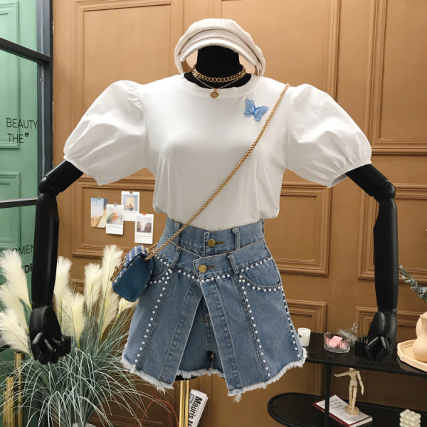 Set modern pentru femei care include un tricou cu mânecă bufantă și pantaloni scurți cu perle