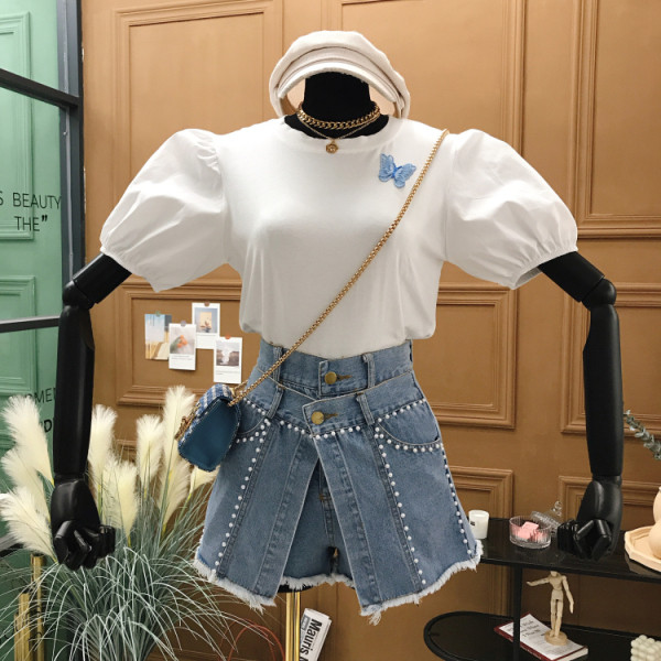 Set modern pentru femei care include un tricou cu mânecă bufantă și pantaloni scurți cu perle