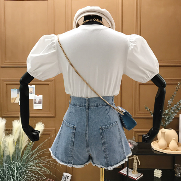 Set modern pentru femei care include un tricou cu mânecă bufantă și pantaloni scurți cu perle