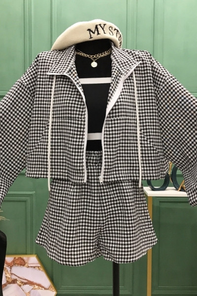 Set de damă în carouri care include o jachetă subțire și pantaloni scurți