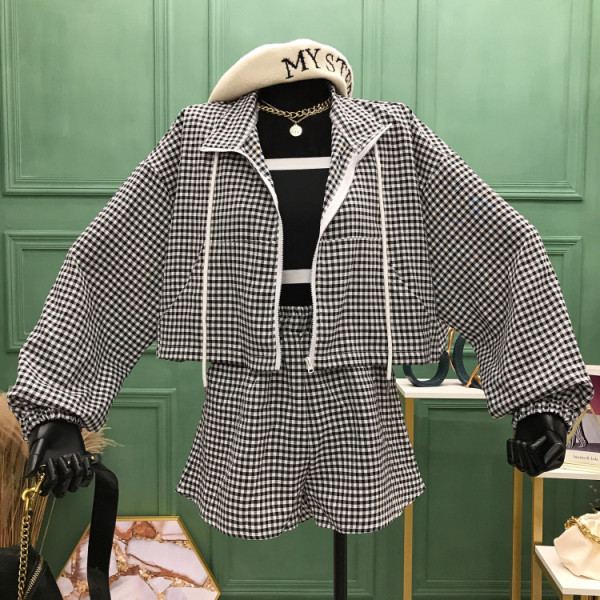 Set de damă în carouri care include o jachetă subțire și pantaloni scurți