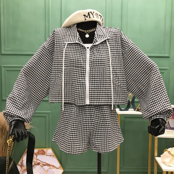 Set de damă în carouri care include o jachetă subțire și pantaloni scurți