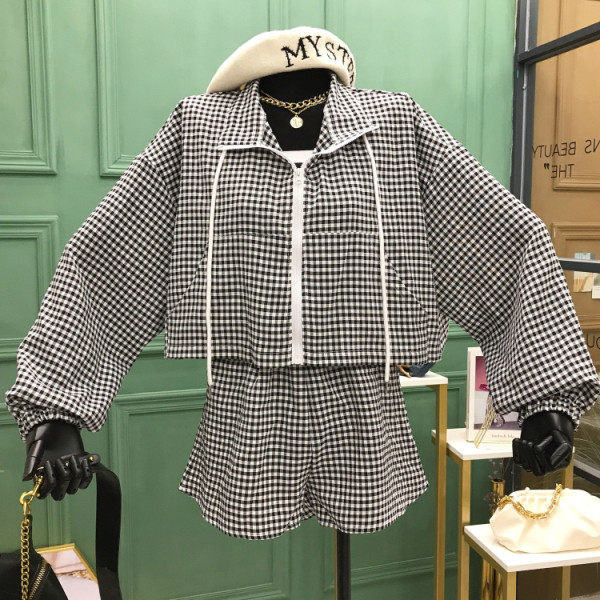 Set de damă în carouri care include o jachetă subțire și pantaloni scurți