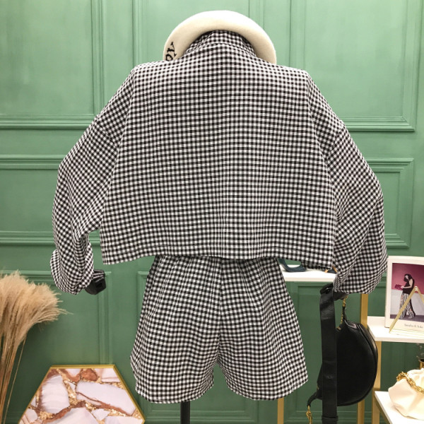 Set de damă în carouri care include o jachetă subțire și pantaloni scurți