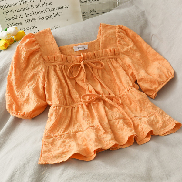 Bluză de damă cu decolteu pătrat și cravate