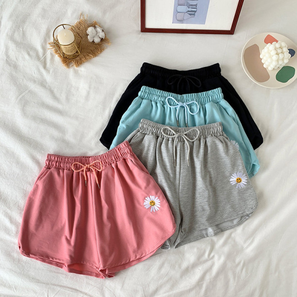 Tikitud ja elastse vöökohaga naiste lühikesed püksid