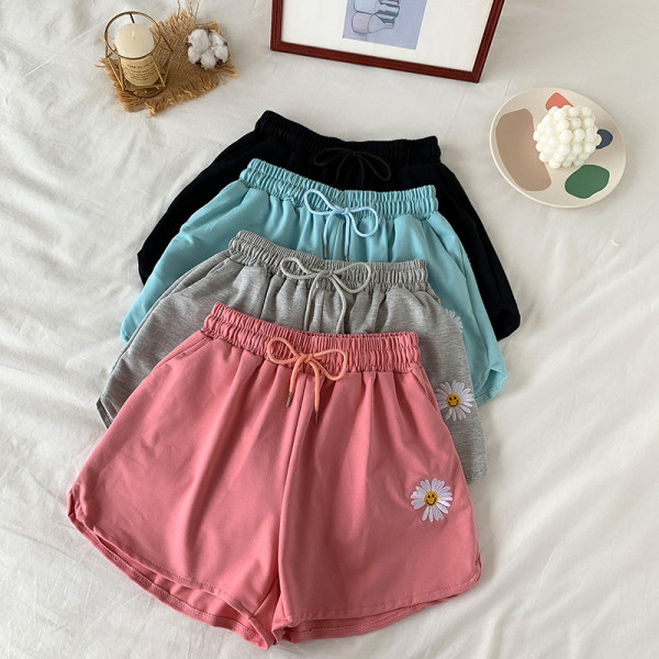 Tikitud ja elastse vöökohaga naiste lühikesed püksid