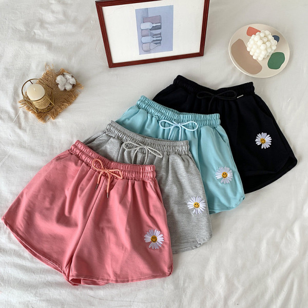 Tikitud ja elastse vöökohaga naiste lühikesed püksid