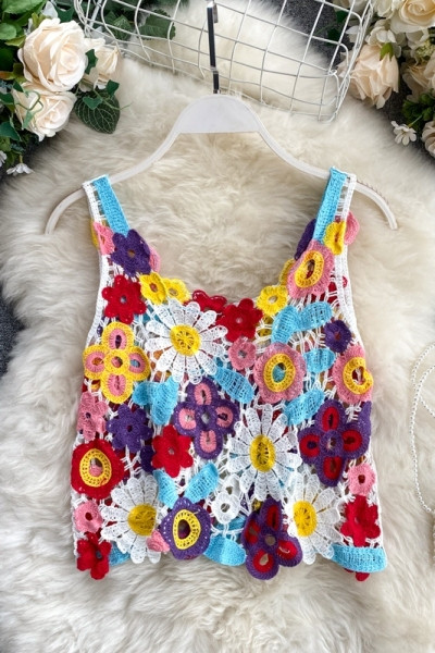 Krāsains sieviešu tops ar platām lencēm un ziedu motīviem