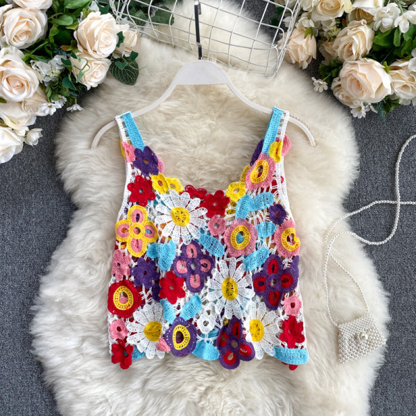 Krāsains sieviešu tops ar platām lencēm un ziedu motīviem