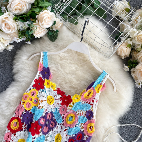 Krāsains sieviešu tops ar platām lencēm un ziedu motīviem