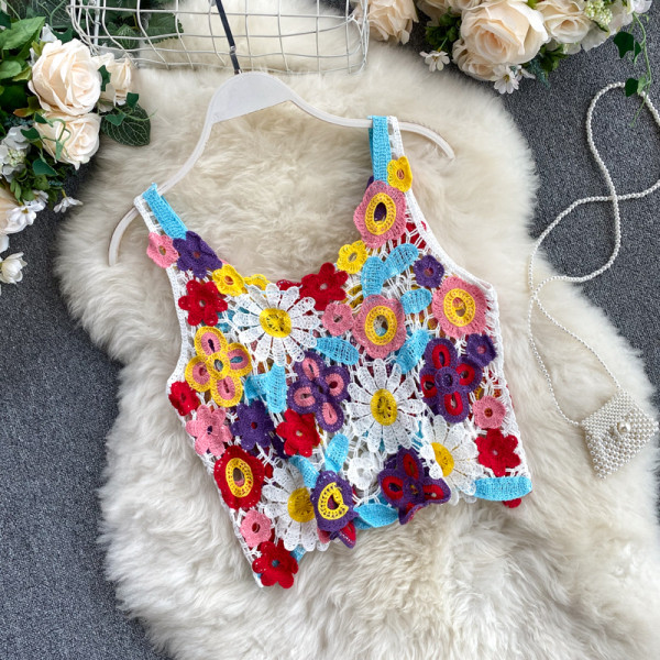 Krāsains sieviešu tops ar platām lencēm un ziedu motīviem