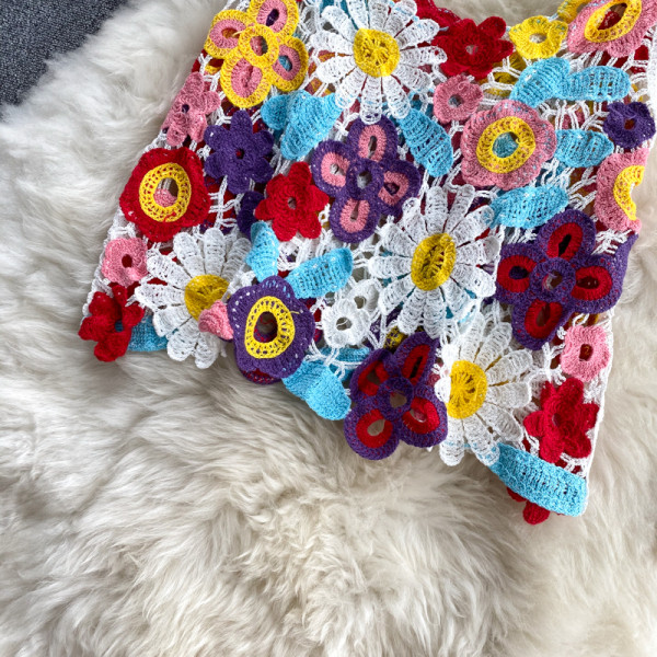 Krāsains sieviešu tops ar platām lencēm un ziedu motīviem