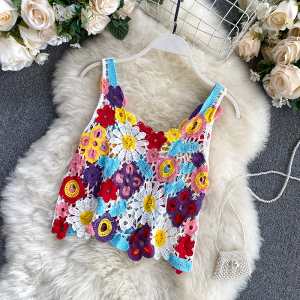 Krāsains sieviešu tops ar platām lencēm un ziedu motīviem