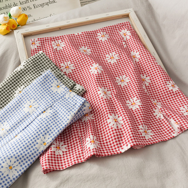 Rūtaini sieviešu īsi svārki ar augstu vidukli un šķēlumu