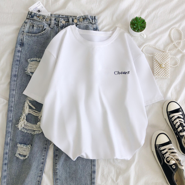 Tricou de damă de ultimă generație cu inscripție și decolteu oval