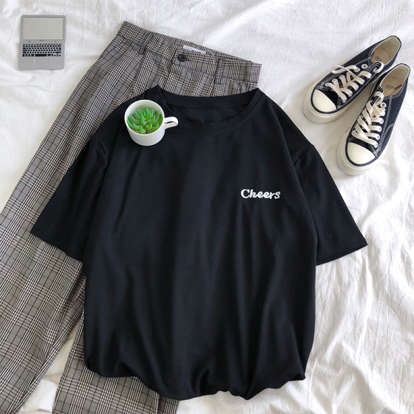 Tricou de damă de ultimă generație cu inscripție și decolteu oval