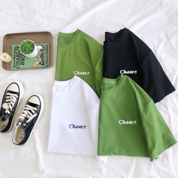 Tricou de damă de ultimă generație cu inscripție și decolteu oval