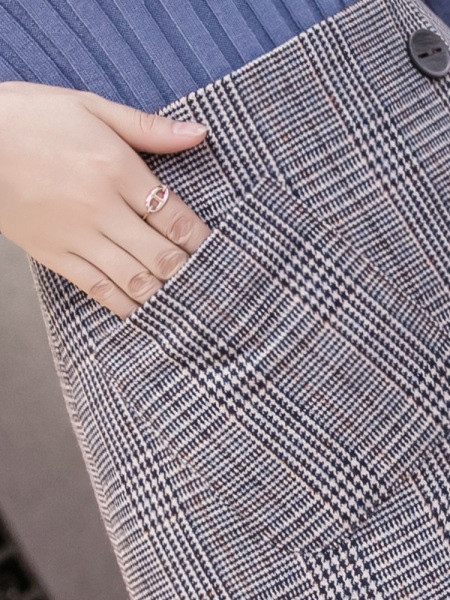 Fusta dama in carouri cu inchidere laterala