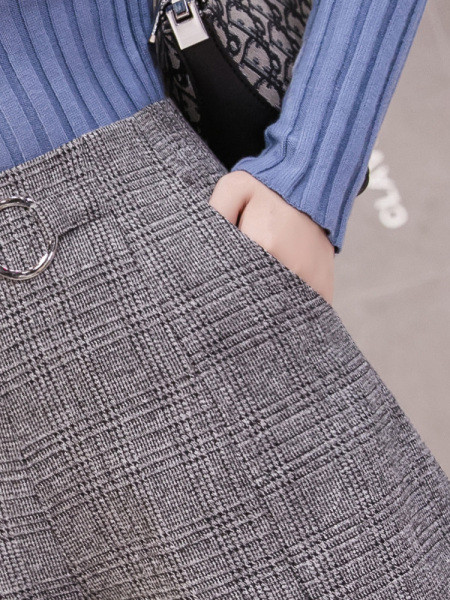 Pantaloni scurti de dama toamna-iarna cu element metalic in talie