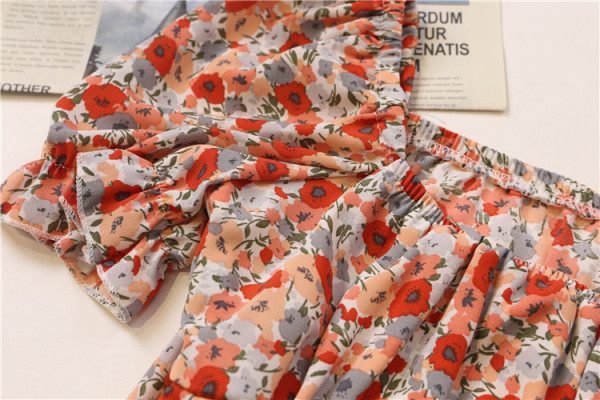 Női rövid ing négyzet alakú nyakkivágással és virágmotívumokkal