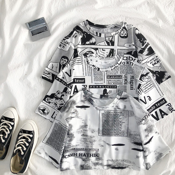 Modern női póló fekete-fehér feliratokkal