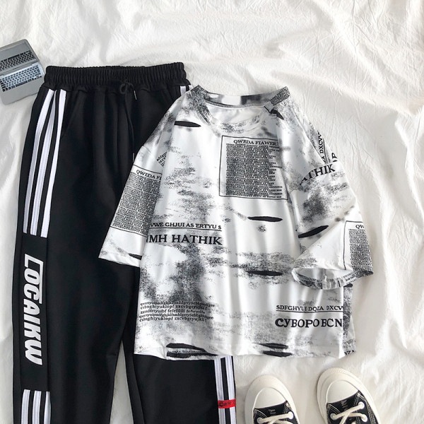 Modern női póló fekete-fehér feliratokkal