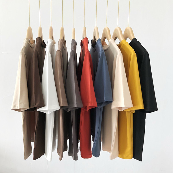 Sima modell női póló ovális nyakkivágással és rövid ujjal