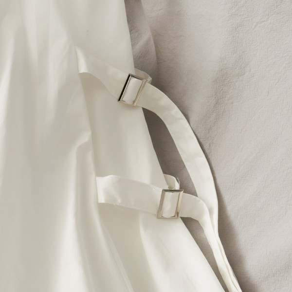 Hosszú női szoknya magas derékkal és csatokkal