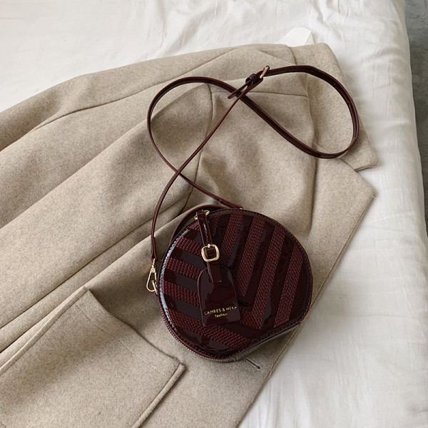 Geanta de dama actuala rotunda din piele lacuita