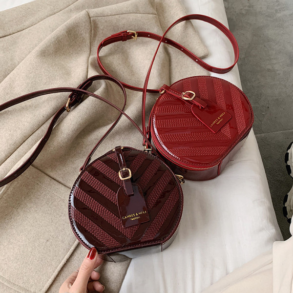 Geanta de dama actuala rotunda din piele lacuita