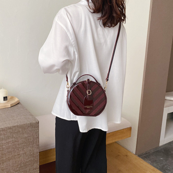 Geanta de dama actuala rotunda din piele lacuita