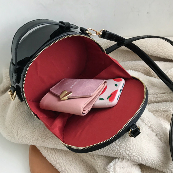 Geanta de dama actuala rotunda din piele lacuita