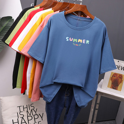 Casual γυναικείο μπλουζάκι με οβάλ ντεκολτέ και πολύχρωμη επιγραφή