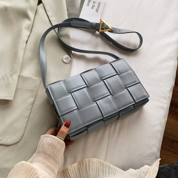 Stilīga sieviešu plecu soma ar metāla elementu