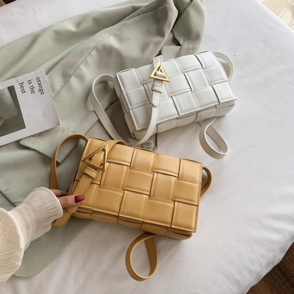 Stilīga sieviešu plecu soma ar metāla elementu