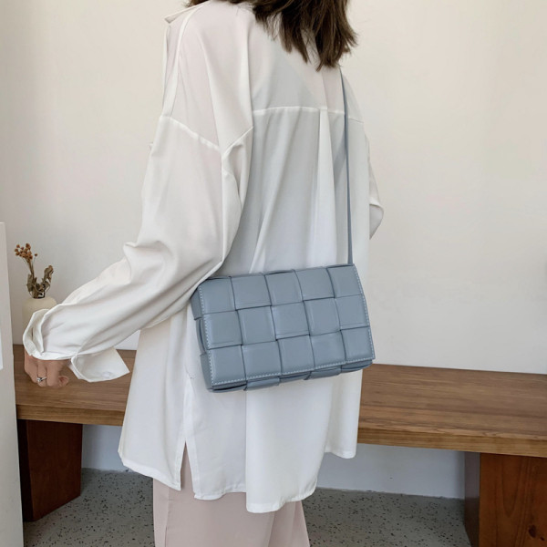 Stilīga sieviešu plecu soma ar metāla elementu