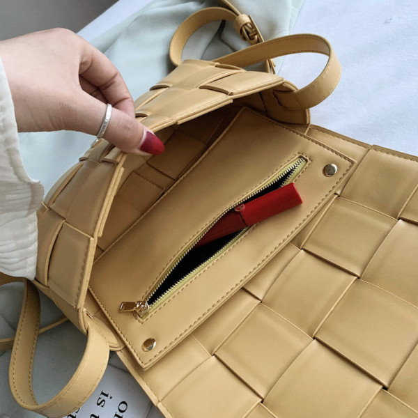 Stilīga sieviešu plecu soma ar metāla elementu