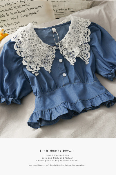 Női blúz ovális nyakkivágással és csipkeelemekkel