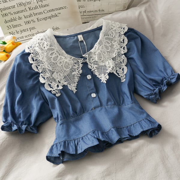 Női blúz ovális nyakkivágással és csipkeelemekkel