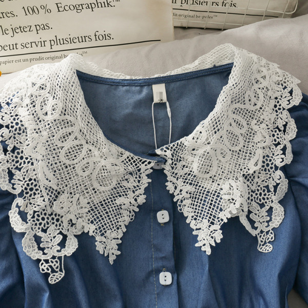 Női blúz ovális nyakkivágással és csipkeelemekkel