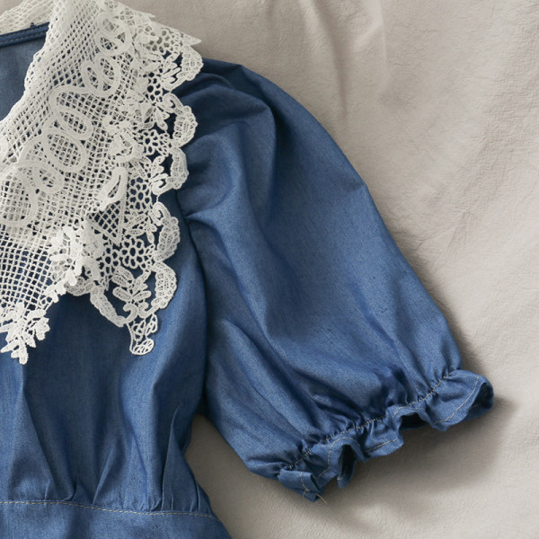 Női blúz ovális nyakkivágással és csipkeelemekkel