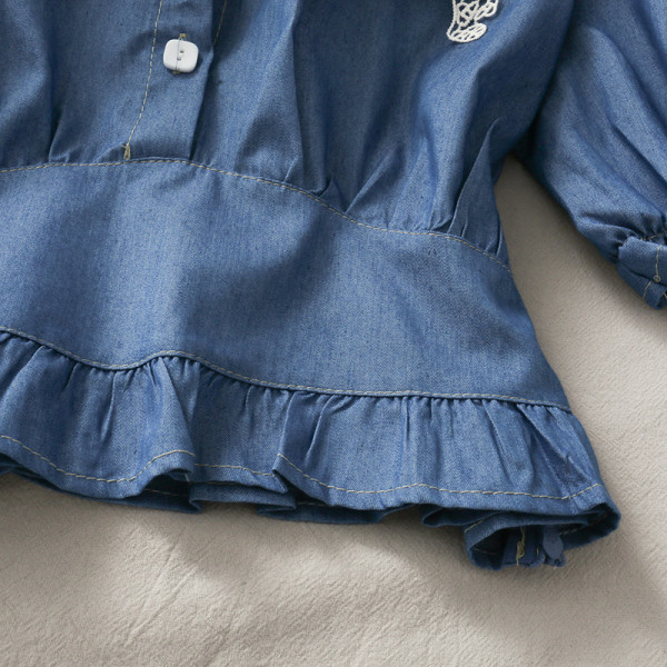 Női blúz ovális nyakkivágással és csipkeelemekkel