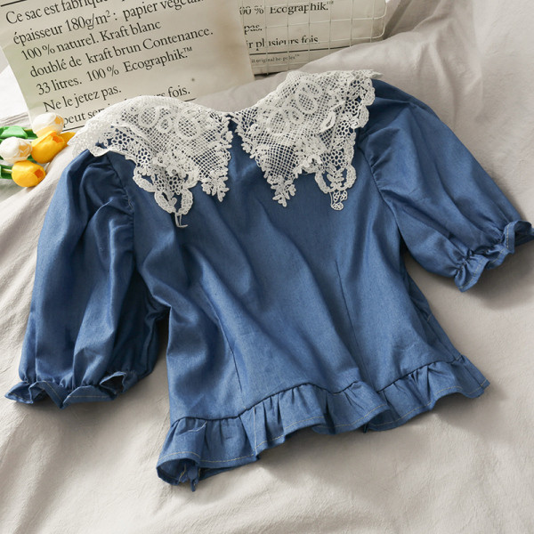 Női blúz ovális nyakkivágással és csipkeelemekkel